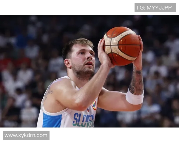 东契奇赛场小动作被镜头捕捉引发球迷热议讨论不断