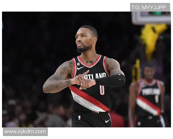 镜头捕捉:利拉德赛场小动作引发热议 镜头捕捉:利拉德赛场小动作引发热议